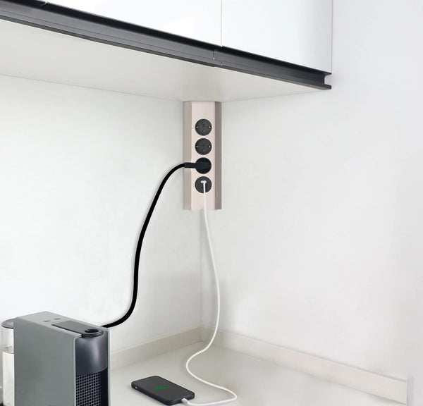 Multipresa da cucina in acciaio inox, fissabile a muro con 3 prese tedesche Schuko + 2 USB (1 tipo A e 1 tipo C) 3.1A 15.5W, Cavo 2m H05VV-F sezione 3G1.5 mm